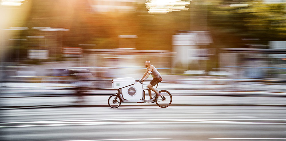 Photo d'un livreur en vélo