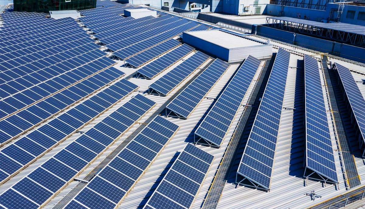 Photo d'une installation de panneaux solaires photovoltaïques sur la toiture d'une industrie