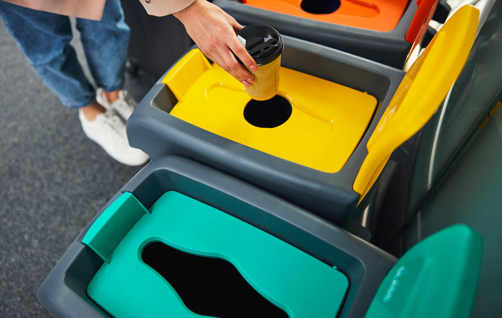 Photo de poubelles de tri en entreprise