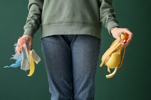 Tri à la source des déchets par un employé