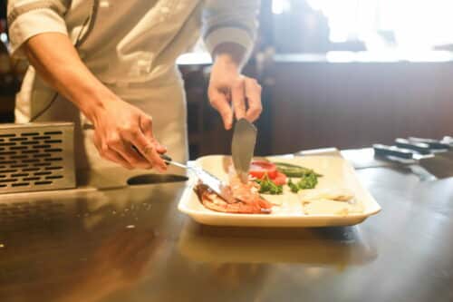 Préparation de repas en restauration qui génère des déchets alimentaires