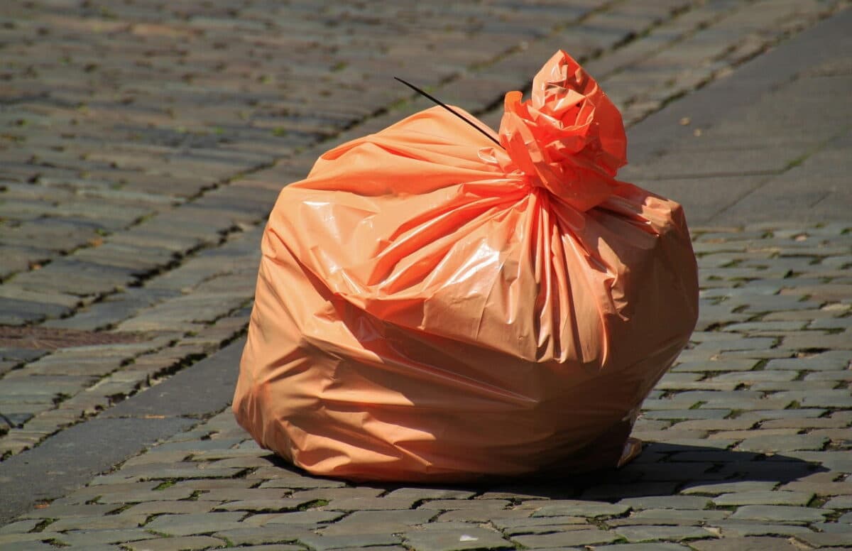 Poubelle pleine de déchets dans la rue