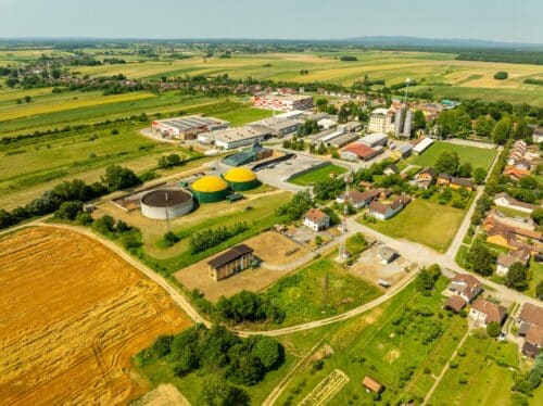 Vue aérienne montrant un paysage industriel et agricole