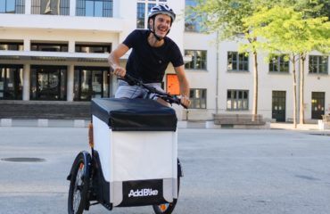 Addbike est une marque qui propose une gamme d'accessoires permettant de transformer en un tour de main votre vélo en triporteur.