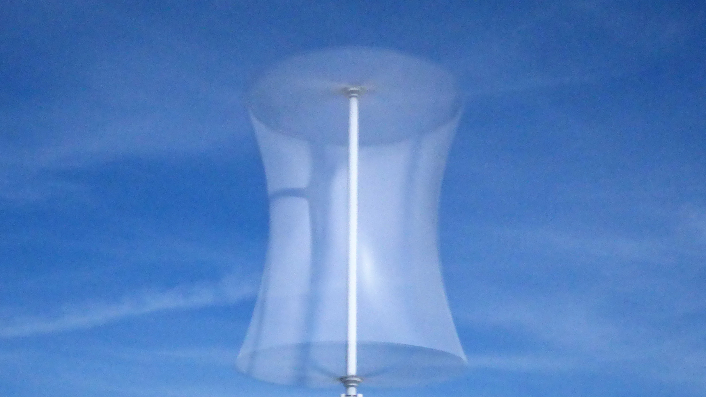 eolienne-toiture-rotor-flou-recadr